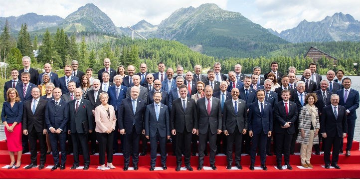 OSCE Foreign Ministers and Heads of Delegations pose for a family photo at the Informal ministerial gathering in High Tatras, 9 July 2019. (MFEA SR/Tomáš Bokor)