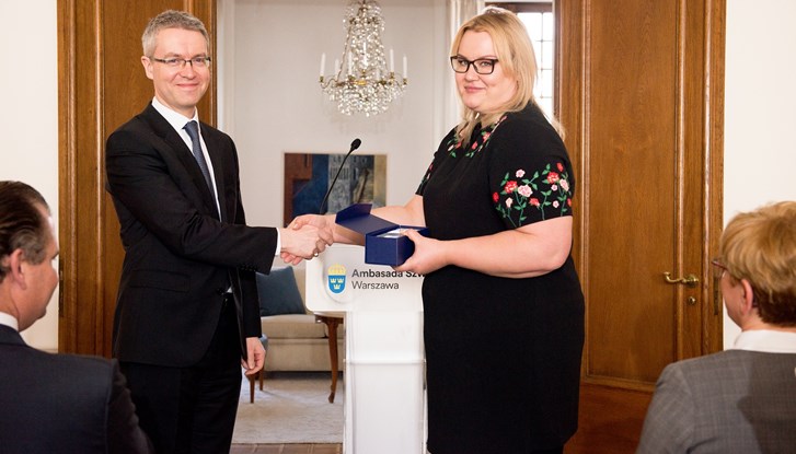Ambasador Stefan Gullgren wręcza nagrodę laureatce Aldonie Reczek-Chachulskiej