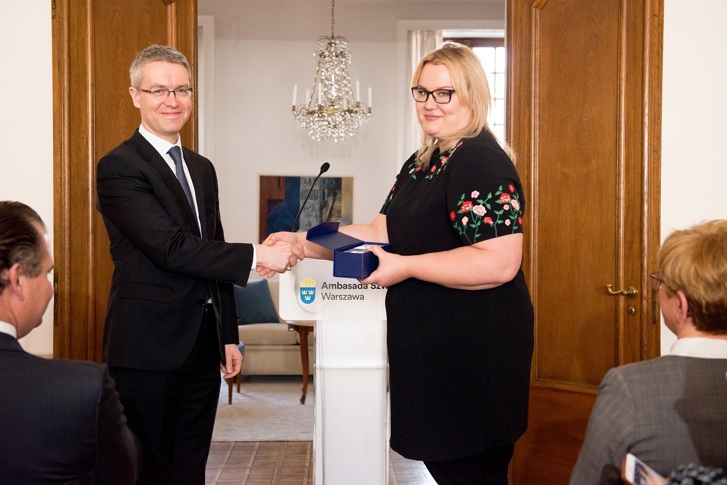 Ambasador Stefan Gullgren wręcza nagrodę laureatce Aldonie Reczek-Chachulskiej