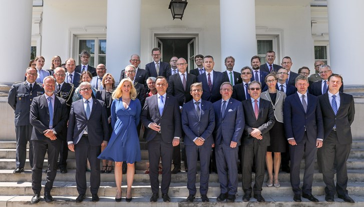 Uczestnicy spotkania wraz z Prezydentem Andrzejem Dudą