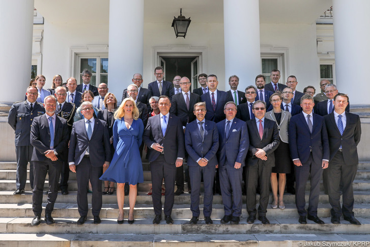 Uczestnicy spotkania wraz z Prezydentem Andrzejem Dudą