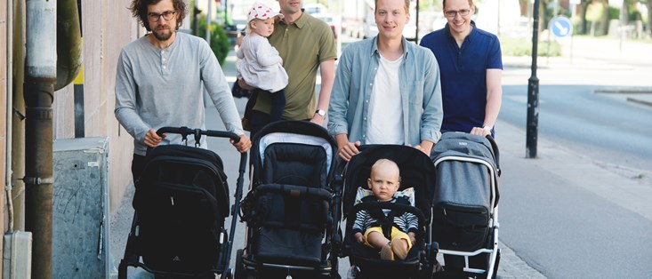 Bilden visas papporna med sina barn på promenad