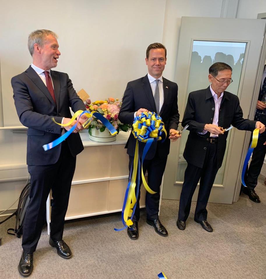 Håkan Åkesson Director General of Administrative Affairs at the Swedish Foreign Ministry, ambassador Quek Poh Huat, and ambassador Niclas Kvarnström