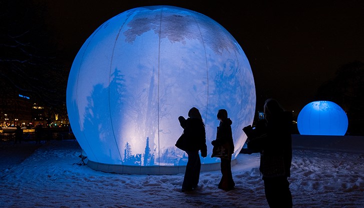 Konstverket moonGARDEN som   består av tre stora ljusglober, vars roterande skuggspel.