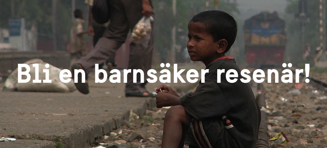 Ett barn sitter vid ett järnvägsspår.